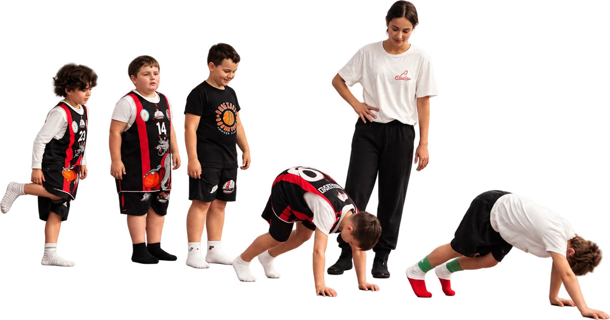 Bambini del minibasket durante gli esercizi posturali, seguiti dall’istruttrice